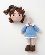 Feminine crochet doll – a classic blue touch - Image 4